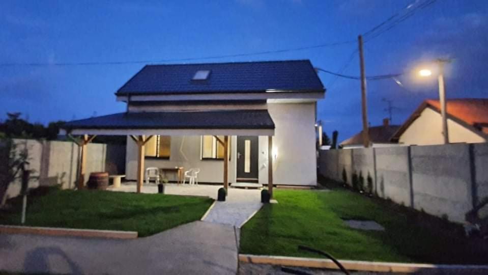 Vikendovy Dom Hlboka Villa Dunajská Streda Exteriör bild
